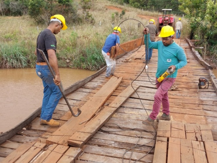 Ponte da Fazenda Macaúba está recebendo reparos