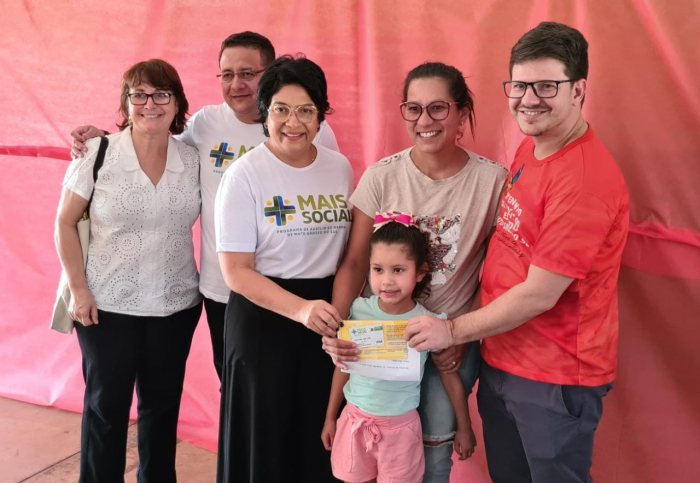 Prefeito acompanha Secretária de Estado na entrega de cartões do Programa Mais Social