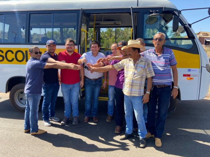 Administração Municipal entrega 06 novos ônibus escolares para Inocência