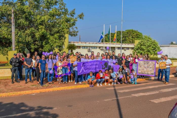 Caminhada conscientiza população pelo fim da violência contra a mulher em Selvíria