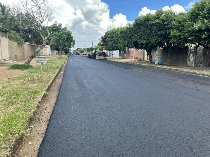 Sargento Rodrigues visita obras de recapeamento do bairro Vila Nova