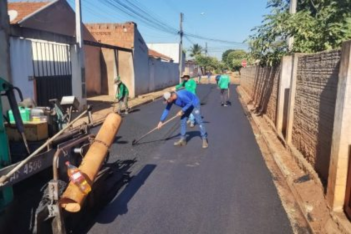 SEINTRA realiza recapeamento em 3 km de ruas do bairro Santa Terezinha em Três Lagoas