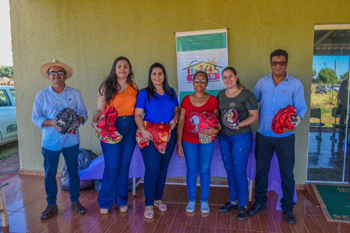 Prefeitura de Selvíria doa cobertores para famílias dos assentamentos