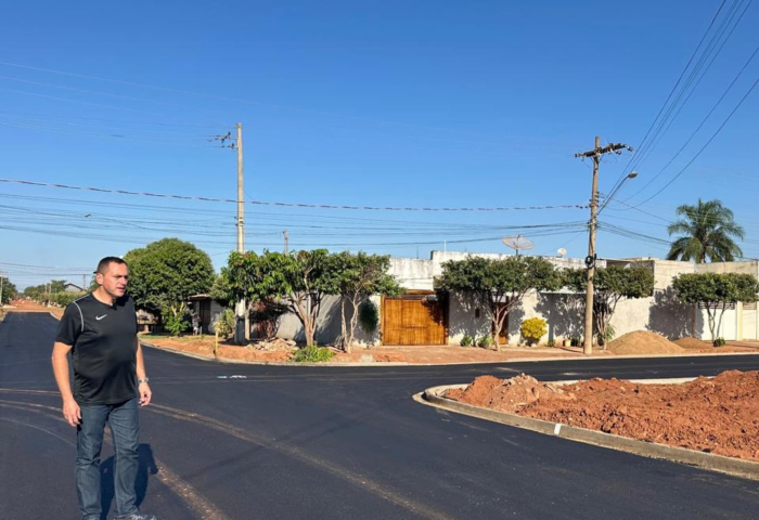Sargento Rodrigues visita obras de pavimentação que está sendo realizada no bairro Vila Nova