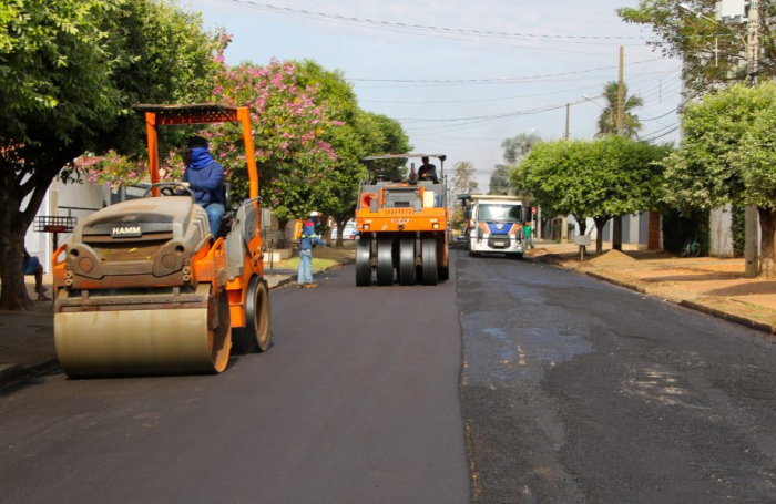 Prefeitura realiza poda de árvores em ruas que receberão obras de recapeamento