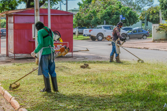 Prefeitura continua com roçagem em diversas regiões de Selvíria