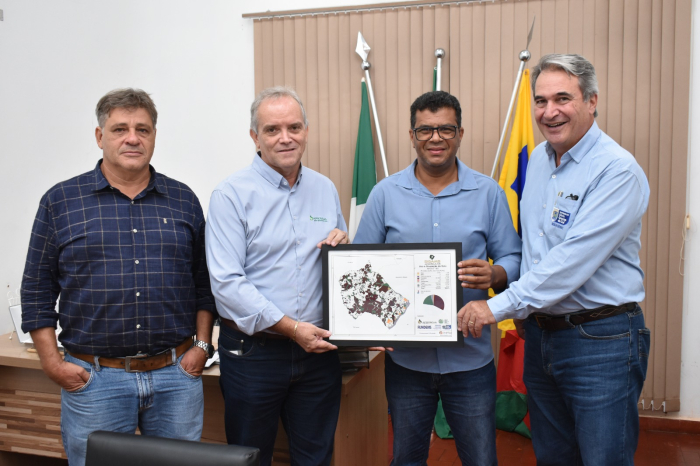 Jaime recebe da Diretoria da Aprosoja o Mapa de uso e ocupação do solo
